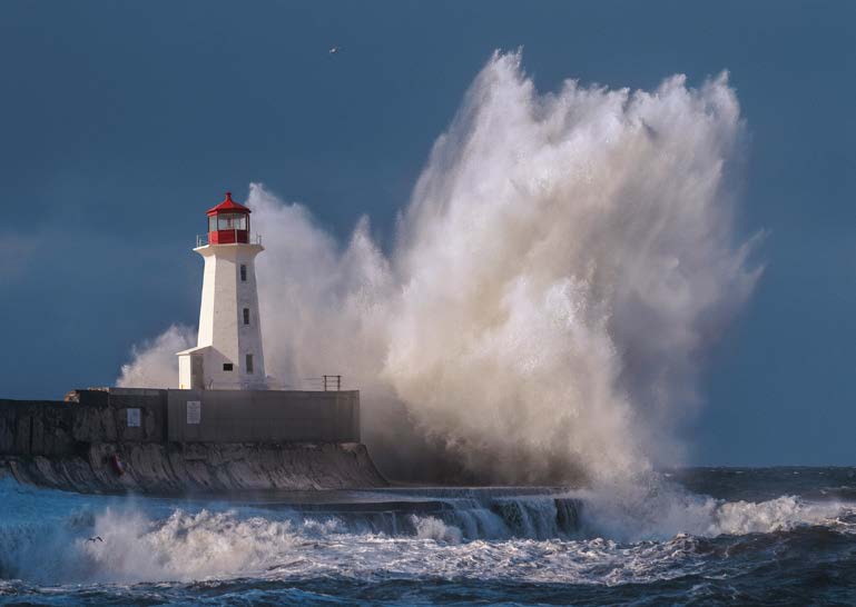 3AP7095 - Pangea Images - Lighthouse in raging Sea