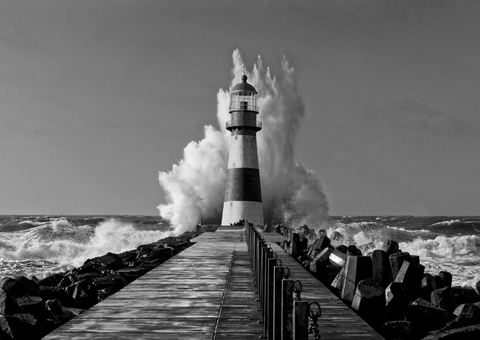 3AP7098 - Pangea Images - Lighthouse in the Mediterranean Sea (BW)