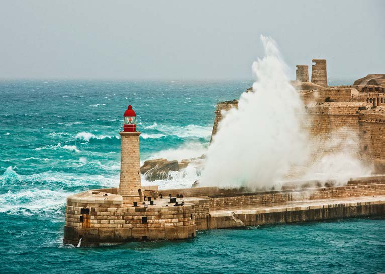 3AP7099 - Pangea Images - Lighthouse in the Storm